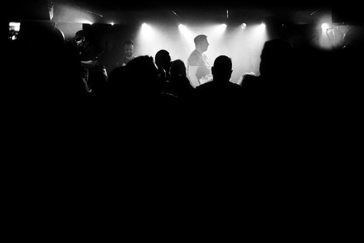 Dr Death live im Vortex Siegen. Blick von hinten auf die Bühne.