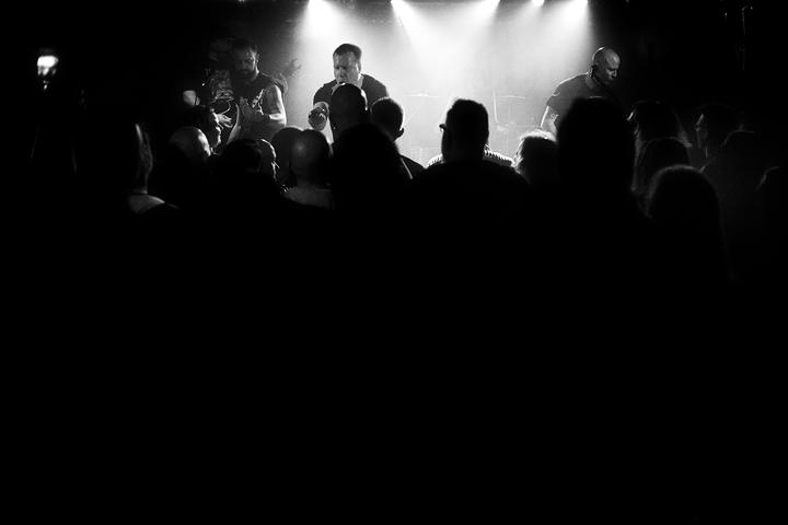 Dr Death live im Vortex Siegen. Blick von hinten auf die Bühne.