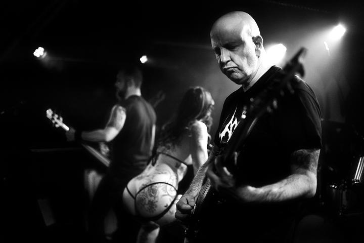 Stripperin zeigt ihren Hintern beim Auftritt der Death Metal Dr Death.