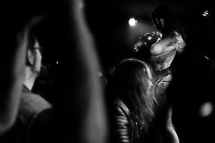Stripperin schüttet sich beim Dr Death Konzert Wasser über die Brüste.