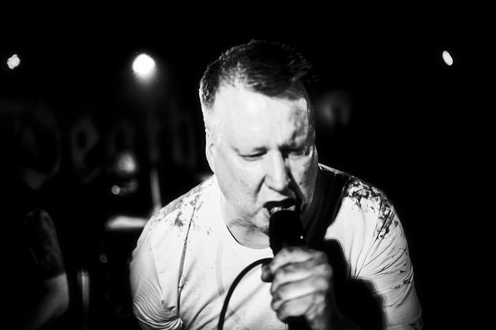 Dr Death Sänger Volker beim Song <em>Jesus looks like me</em> im Vortex Surfer Musikclub Siegen.