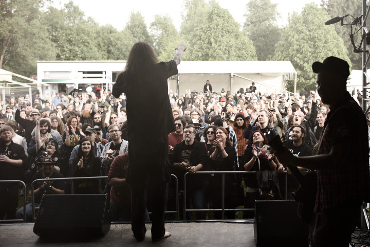 Sänger Bill von der Band Bushfire prostet den Freak Valley Fans zu