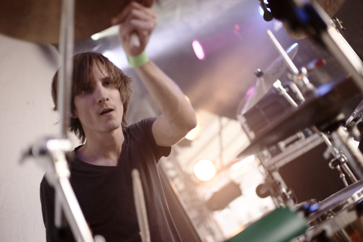 Schlagzeuger der Band Bushfire