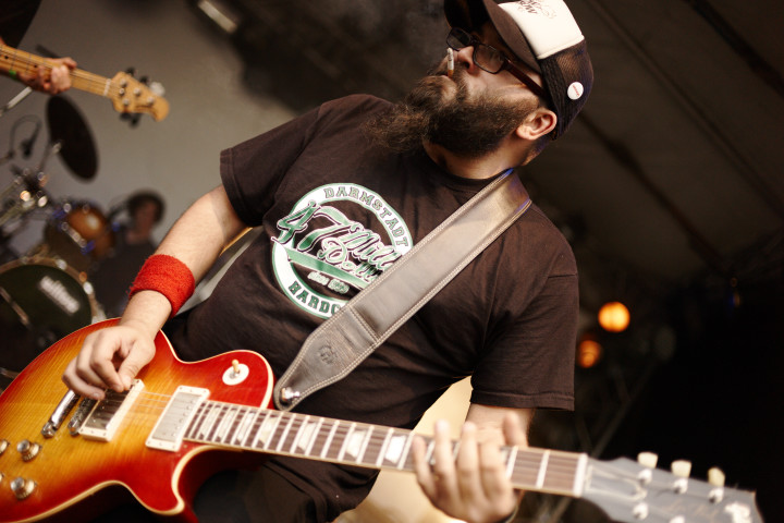 Rauchender Bushfire Bassist auf dem Freak Valley Festival
